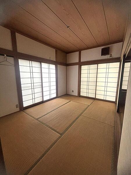 1階の和室は隣接しており、合わせて12帖の広々空間♪親戚が集まった際などお部屋を広くお使いになれます