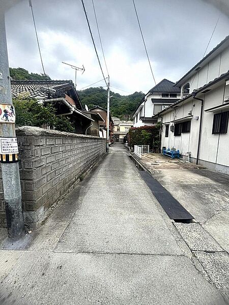 見通しの良い前面道路です。コンビニまで徒歩3分でちょっとしたお買い物も便利♪