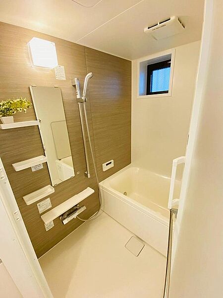 マンションでは珍しい「窓付き」の浴室なので、換気もスムーズでカビ対策もバッチリです。