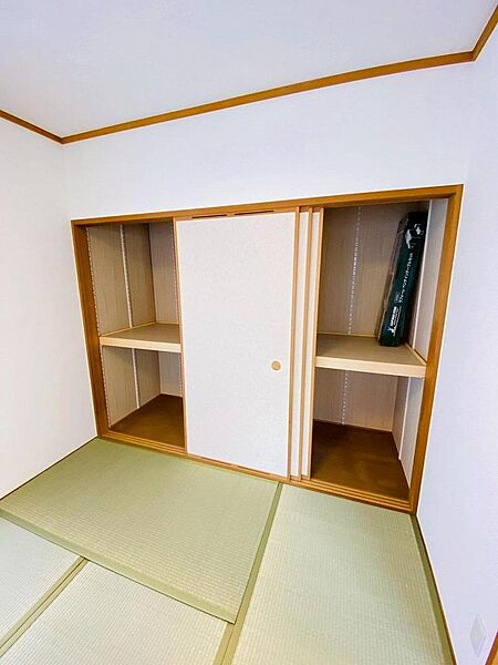 和室の壁面いっぱいに押入付きで来客用のお布団やシーズンオフの家電などまとめて収納可能です！