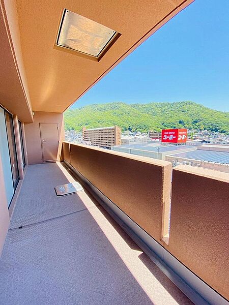 南向きバルコニーから心地よい風と陽光が室内に舞い込み、毎日の洗濯物もカラッと乾きそうです。