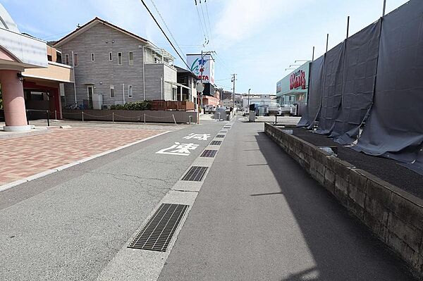 見通しの良い前面道路です。