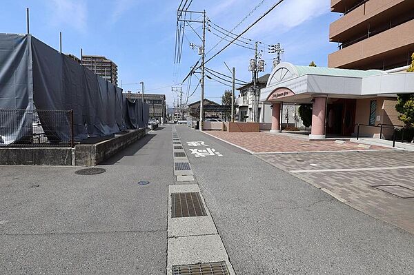 見通しの良い前面道路です。