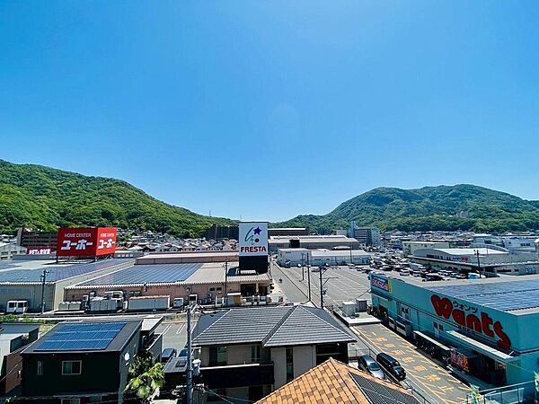 周囲に遮るものが少なく、心地よい風が吹き抜ける南向きバルコニーからの眺めは格別です。