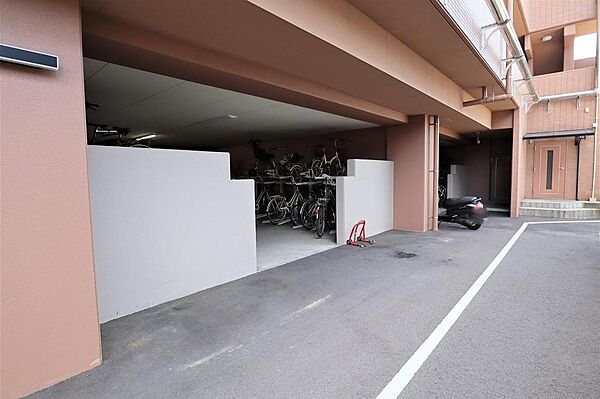 雨に濡れない屋根付！2段式駐輪ラック仕様です。
