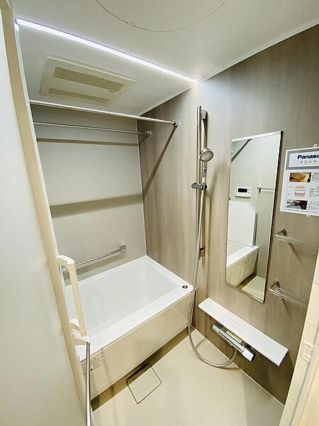 浴室乾燥機付きで雨の日のお洗濯も安心♪木目調のパネルがリラックス空間を演出するバスルームです。