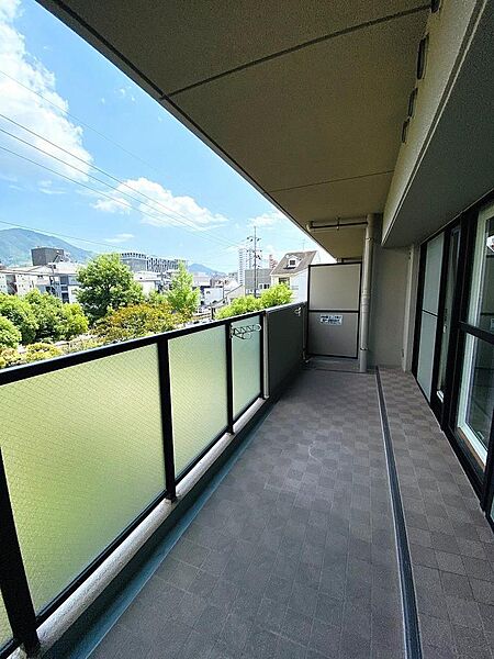 奥行きのあるバルコニーで急な雨でも安心。落ち着いてお洗濯を取り込めます。