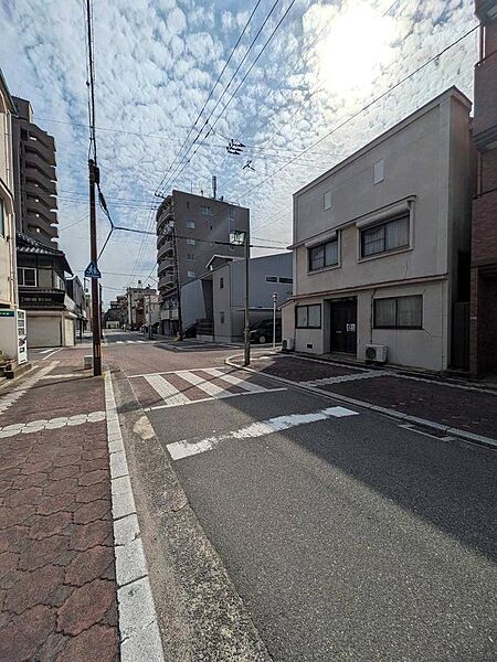 見通しの良い前面道路です。JR呉線呉駅まで徒歩14分で通勤・通学にも便利な立地。