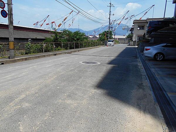 交通量が少ない静かな前面道路です。