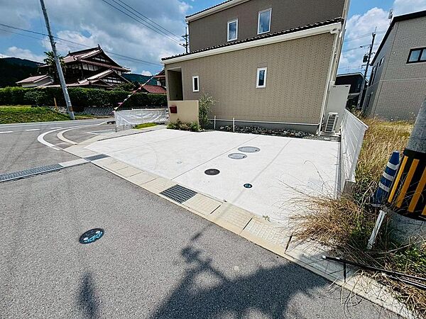 お車3台以上駐車可能です。間口も広く、交通量も少ないので、運転が苦手な方も落ち着いて駐車が可能です。