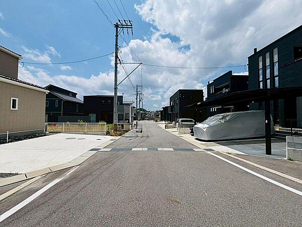 広く、見通しの良い前面道路です。コンビニまで徒歩5分でちょっとしたお買い物も便利♪