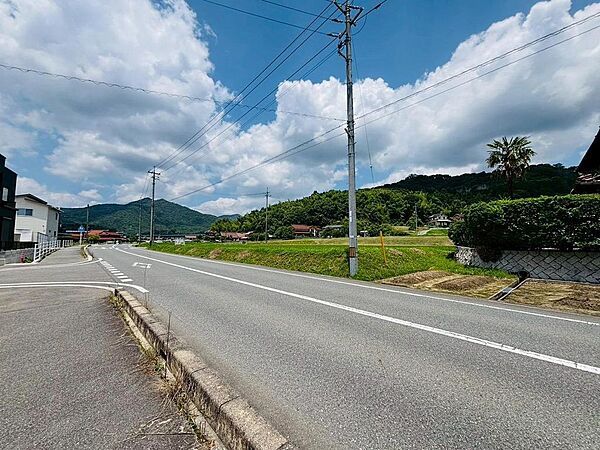 見通しの良い前面道路です。角地に立地しており、陽当たり・通風も良好です♪