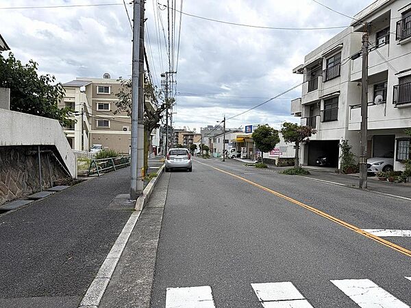 広く見通しの良い前面道路です。歩道もしっかり確保されており、お子様の登下校も安心です。