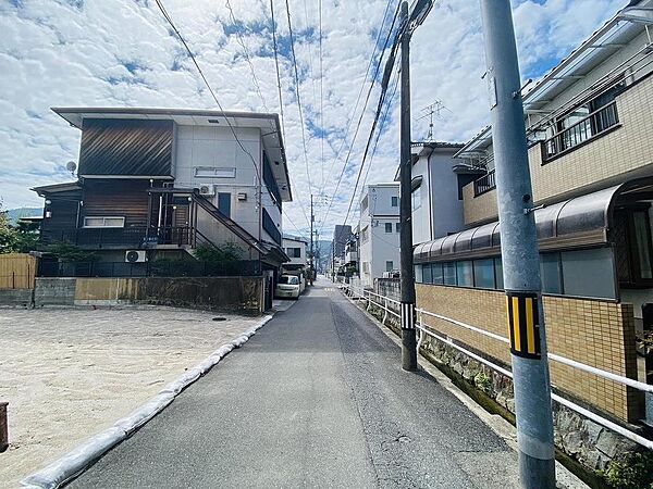 見通しの良い前面道路です。コンビニ・スーパーまで徒歩4分圏内でお買い物も便利な立地