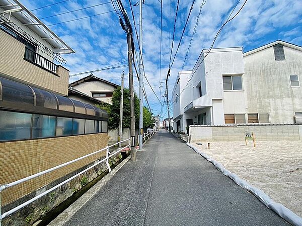 見通しの良い前面道路です。あがプラザまで徒歩6分で生活しやすい立地です♪