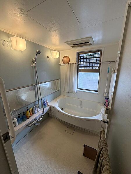 採光窓があり明るいバスルーム。湿気がこもりにくい仕様です。広々した浴槽で毎日の疲れを癒します♪