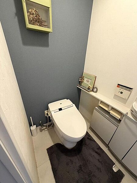 デザイン性のあるクロスを採用した、落ち着けるトイレ空間です。