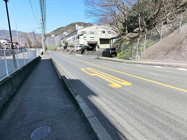 交通量が少ない静かな前面道路です。