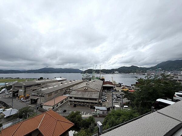 心地よい海風を感じられる、青空と海の美しい眺望。室内にいながら移り変わる港の景色を身近に楽しめます！