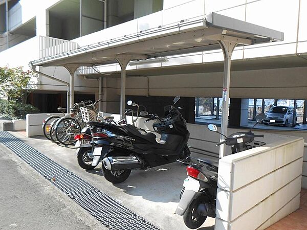 雨に濡れない安心の屋根付きの駐輪場です。