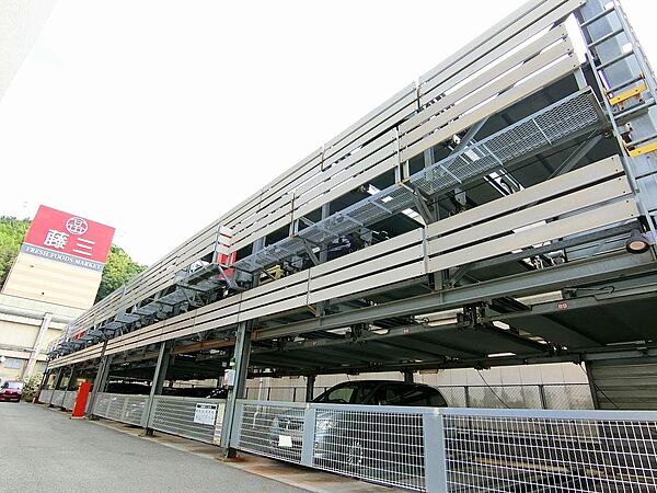 敷地内にある機械式と平面駐車場です。