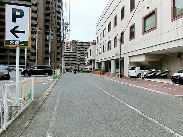 広く見通しの良い前面道路です。スーパーがすぐお隣にあるので買い忘れた際も安心です。