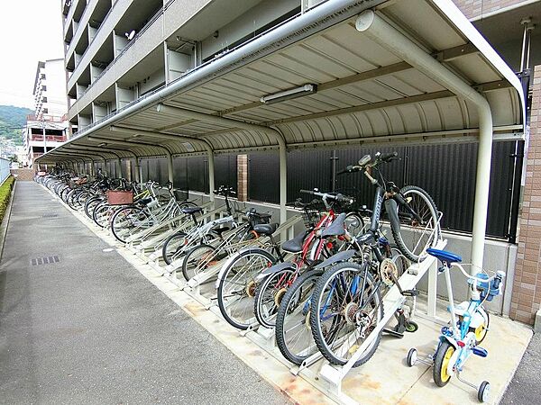 雨に濡れない安心の屋根付きの駐輪場です。