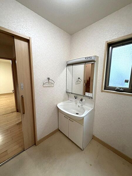 大きな洗面ボウルの洗面化粧台です。小窓付きで換気も良好♪