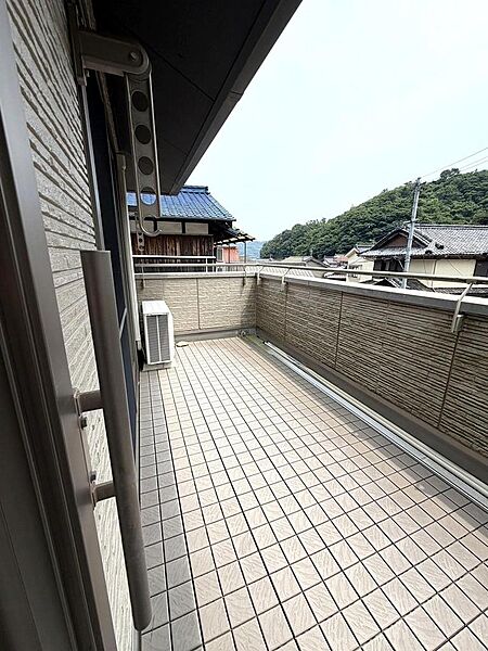 広々としたバルコニーでお洗濯物もたくさん乾かせます！