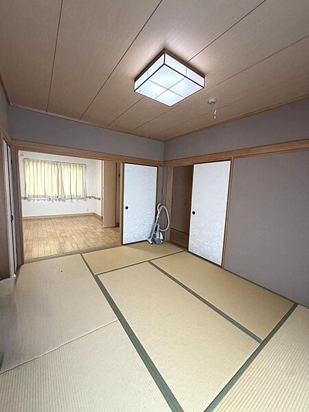 玄関から近い和室はお客様が来られた際など重宝します。洋室が繋がり、開放感のある空間。