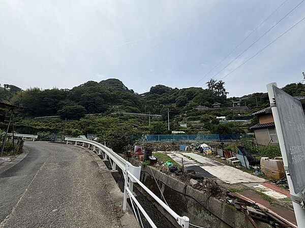 交通量の少ない前面道路です
