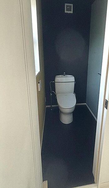 シックなカラークロスが目を惹くトイレ空間♪温水洗浄機能付きで季節を問わず快適に過ごせます。