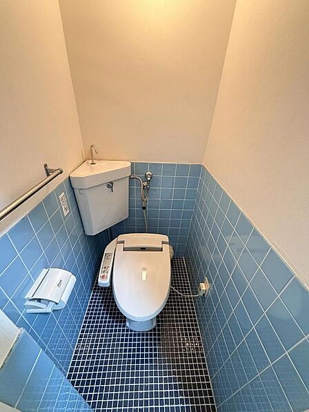 爽やかなブルーのタイル張りが特徴の清潔感があり快適に利用できるトイレ空間です。