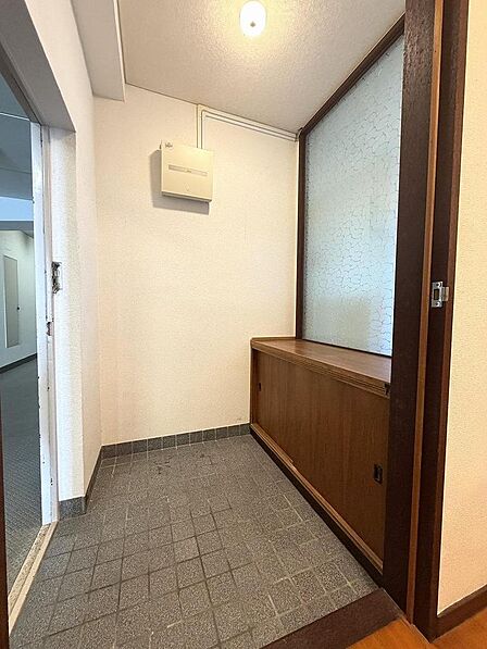ゆったりとした玄関スペース♪ちょっとしたインテリアを飾れるシューズボックスを備えています。