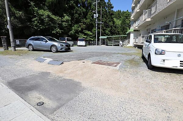 駐車しやすい平面駐車場です。