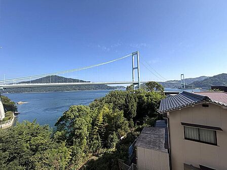 安芸灘大橋と青い海を一望でき、日常のなかで美しい景色を楽しめるロケーションです。