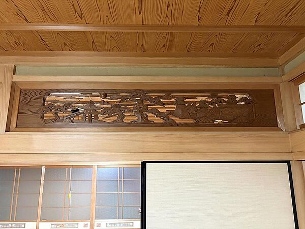 彫刻が施された趣のある欄間が際立つ空間。日本家屋ならではの味わいを楽しめます。
