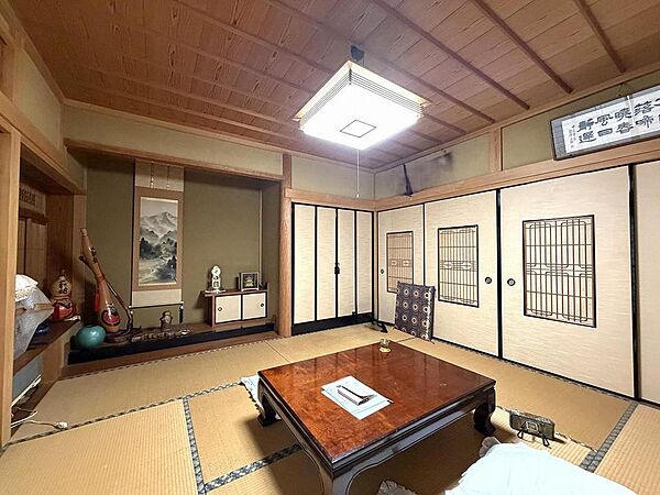 8帖和室は6帖間2部屋とつながっており、扉を開放することで大空間へ♪家族で集まる際にも◎