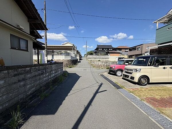 交通量の少ない前面道路です。
