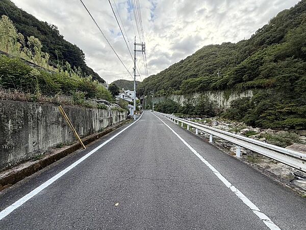 交通量の少ない静かな前面道路です。