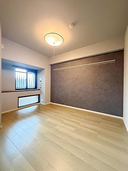 アクセントクロスが目を引く、モダンな雰囲気の6帖洋室。寝室や趣味のお部屋としても使えます。