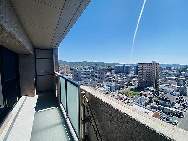南向きバルコニーは陽当たりが良く、高層階ならではの絶景が自慢。西条の街並みを一望できる、開放的な空間です。