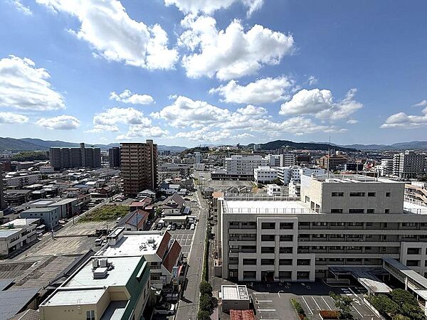 目の前に遮るものがない開放的なパノラマビュー。青空に映える西条の街並みと遠くの山々が一望できます。