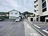 周辺：交通量の少ない前面道路です。小学校まで徒歩3分と低学年のお子様の通学もしやすいです。