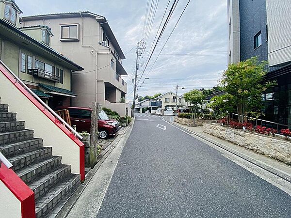 平坦で見通しの良い前面道路です。海田市駅まで徒歩8分で通勤やお出かけも便利です。