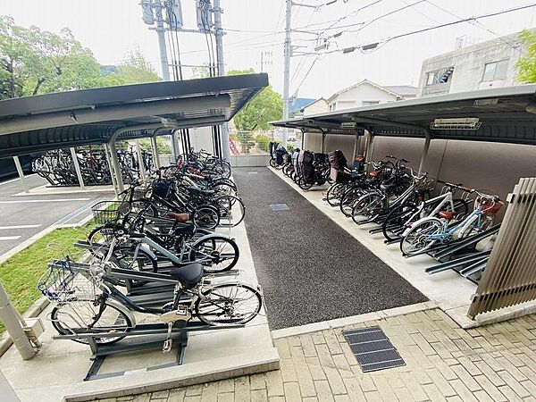 駐輪ラックのある駐輪場で整列して綺麗に停めれます。