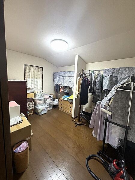 季節の衣類や日用品をたっぷりしまえる納戸。ハンガーラックや収納ケースを自由に配置できる広々空間です。