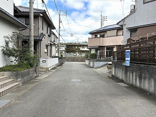 区画整備されキレイに舗装された前面道路です。