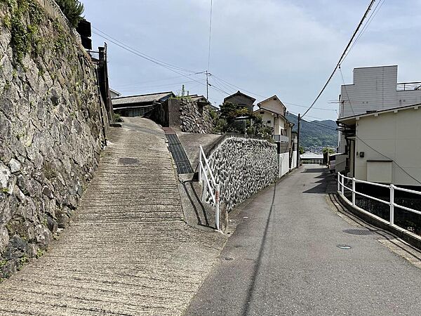 西側からの進入路