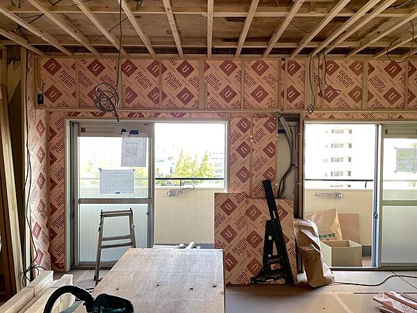 梁を小さく、天井高をアップし、室内空間を広げました。全室の天井・壁に断熱材を追加、内窓サッシを設置し、より快適な生活空間と省エネ効果をアップ